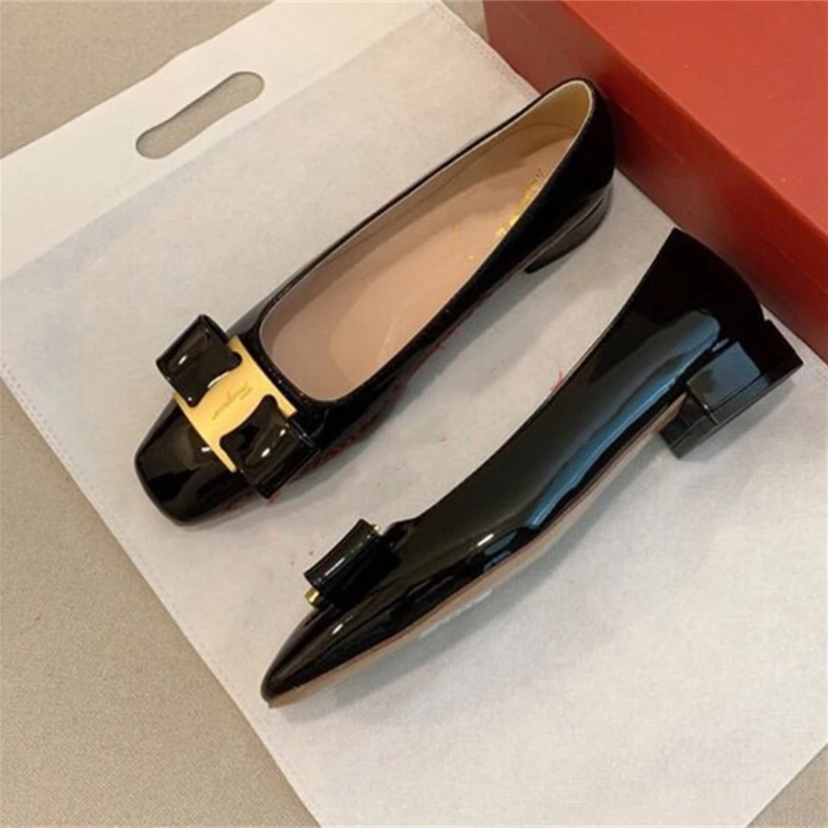 Fashion New Spring Summer Chunky Heel Shoes Women Butterfly Knot Patent Leather Shoes Metal Buckle Decoration Ladies Pumps
Fashion New Spring Summer Chunky Heel Shoes Women Butterfly Knot Patent Leather Shoes Metal Buckle Decoration Ladies Pumps
