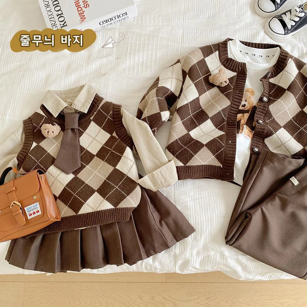 Baby boys and girls plaid sweater 1-7 years Korean children's clothing boy autumn bear knitted sweater girls top skirt sets
Baby boys and girls plaid sweater 1-7 years Korean children's clothing boy autumn bear knitted sweater girls top skirt sets