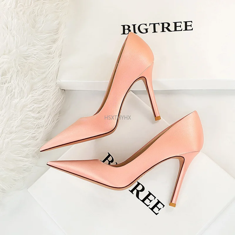 Spring Women High Heels Shoes Concise Solid Silk Black Green Pink Pointed Shoes High Heels Work Ladies Stiletto Party Pumps 2022
Spring Women High Heels Shoes Concise Solid Silk Black Green Pink Pointed Shoes High Heels Work Ladies Stiletto Party Pumps 2022