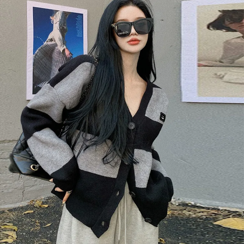 Knitted Cardigan Sweater Jacket Women Retro Loose V-neck Hit Color Long-sleeved Cardigan Autumn Winter Button Onesize Cardigan
Knitted Cardigan Sweater Jacket Women Retro Loose V-neck Hit Color Long-sleeved Cardigan Autumn Winter Button Onesize Cardigan