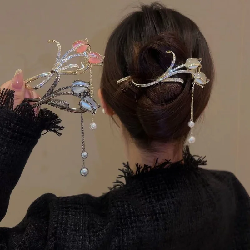 Ladies Temperament Elegant Tulip Crystal Drill Tassel One-Word Clip Twist Clip Hairpin Female Back of Head Bun Headwear
Ladies Temperament Elegant Tulip Crystal Drill Tassel One-Word Clip Twist Clip Hairpin Female Back of Head Bun Headwear