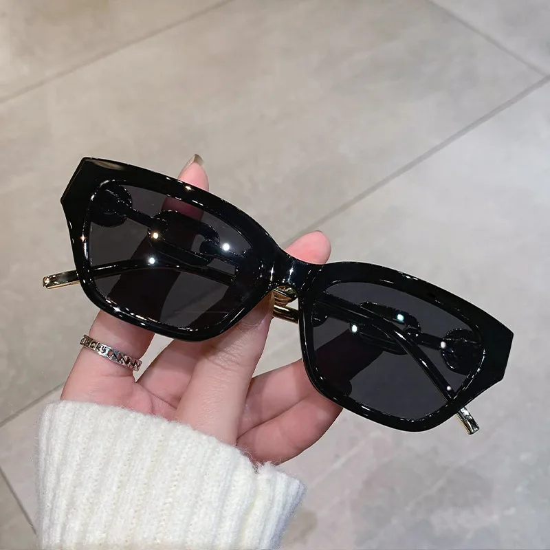 Luxury Metal Chain Cat-eye Sunglasses Women Fashion Polygon Small Frame Sunshade Sun Glasses Female Trendy Travel Shades Eyewear
Luxury Metal Chain Cat-eye Sunglasses Women Fashion Polygon Small Frame Sunshade Sun Glasses Female Trendy Travel Shades Eyewear