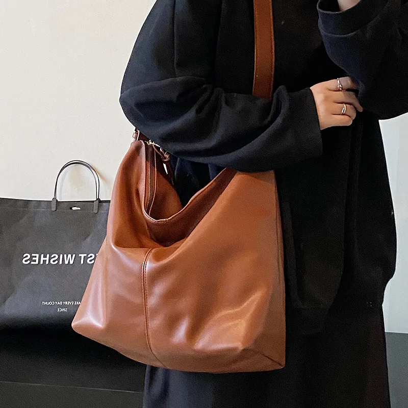 Bag Female 2022 New Vintage Large Capacity Tote Bag Fashion Luxury Leisure Versatile Commuter Broadband One Shoulder Bucket Bag 
Bag Female 2022 New Vintage Large Capacity Tote Bag Fashion Luxury Leisure Versatile Commuter Broadband One Shoulder Bucket Bag