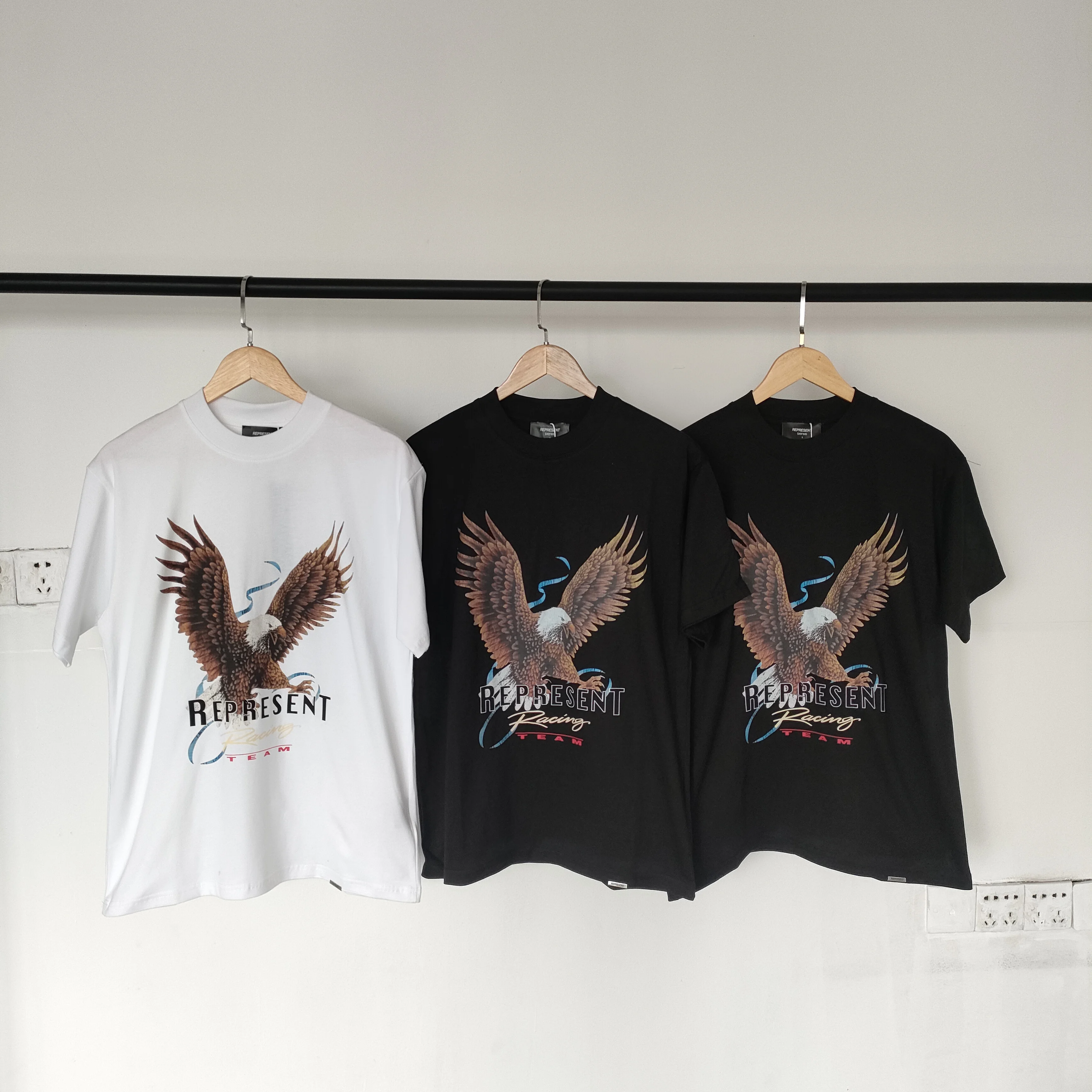 Футболка с принтом гоночной команды EAGLE, Винтажная футболка высокого качества из 1:1 хлопка для мужчин и женщин, свободная футболка с коротким рукавом
Футболка с принтом гоночной команды EAGLE, Винтажная футболка высокого качества из 1:1 хлопка для мужчин и женщин, свободная футболка с коротким рукавом