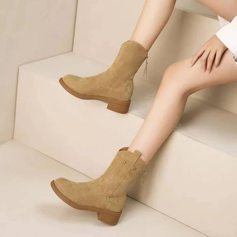 New Autumn Retro Style Nubuck Leather Short Barrel Western Cowboy Boots Women's Flat Thick Heel Casual Boots Long Boots
New Autumn Retro Style Nubuck Leather Short Barrel Western Cowboy Boots Women's Flat Thick Heel Casual Boots Long Boots