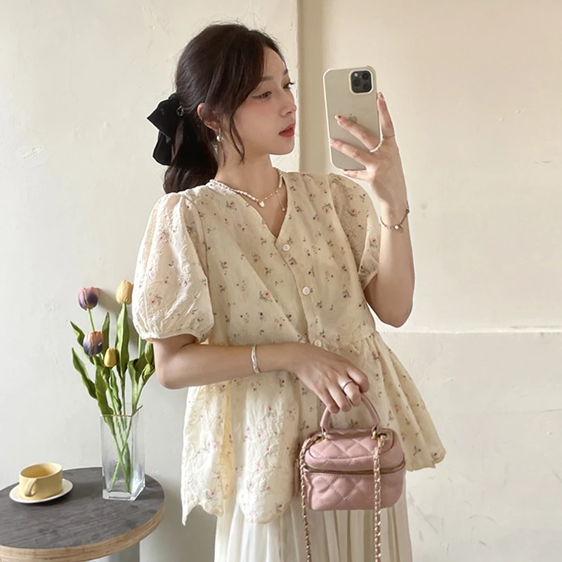 Bubble sleeve V-neck floral shirt women's summer 2022 new design sense niche shirt gentle style Korean top
Bubble sleeve V-neck floral shirt women's summer 2022 new design sense niche shirt gentle style Korean top