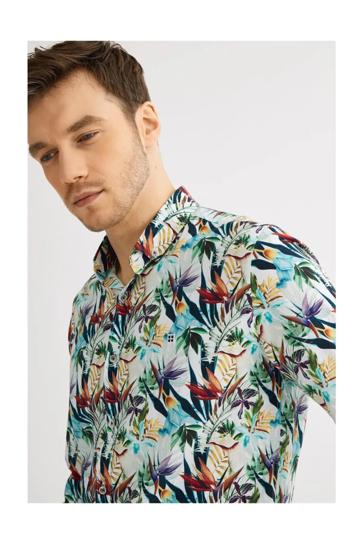 Мужская приталенная рубашка с принтом плитки и воротником на пуговицах 
Мужская приталенная рубашка с принтом плитки и воротником на пуговицах