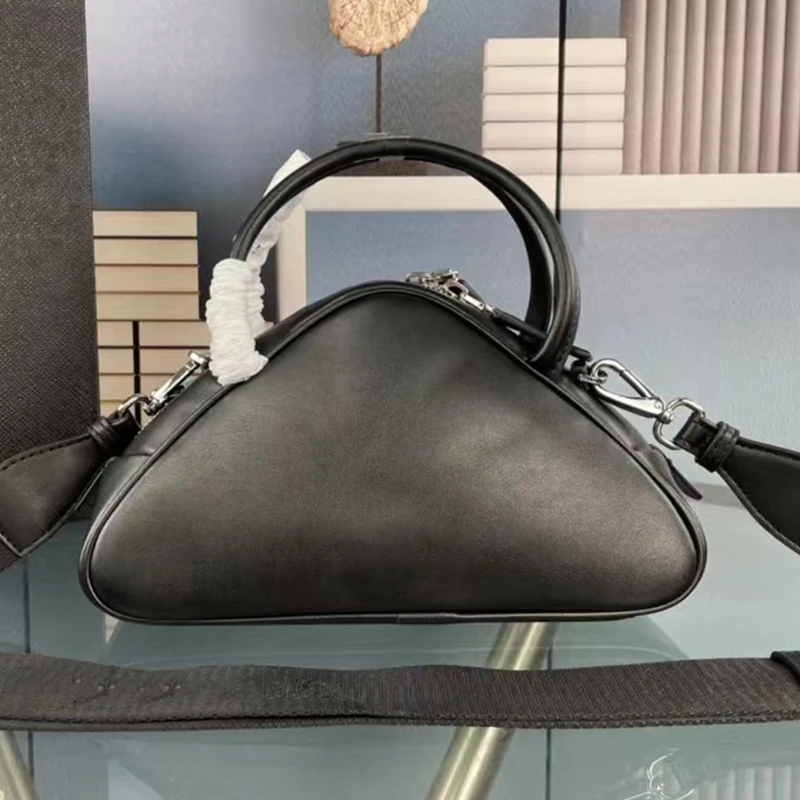 Modelo de Design Triângulo Geométrico Retrô Bolsa de Couro Feminina Nova Moda Versátil Multifuncional Bolsa de Ombro Diagonal
Modelo de Design Triângulo Geométrico Retrô Bolsa de Couro Feminina Nova Moda Versátil Multifuncional Bolsa de Ombro Diagonal