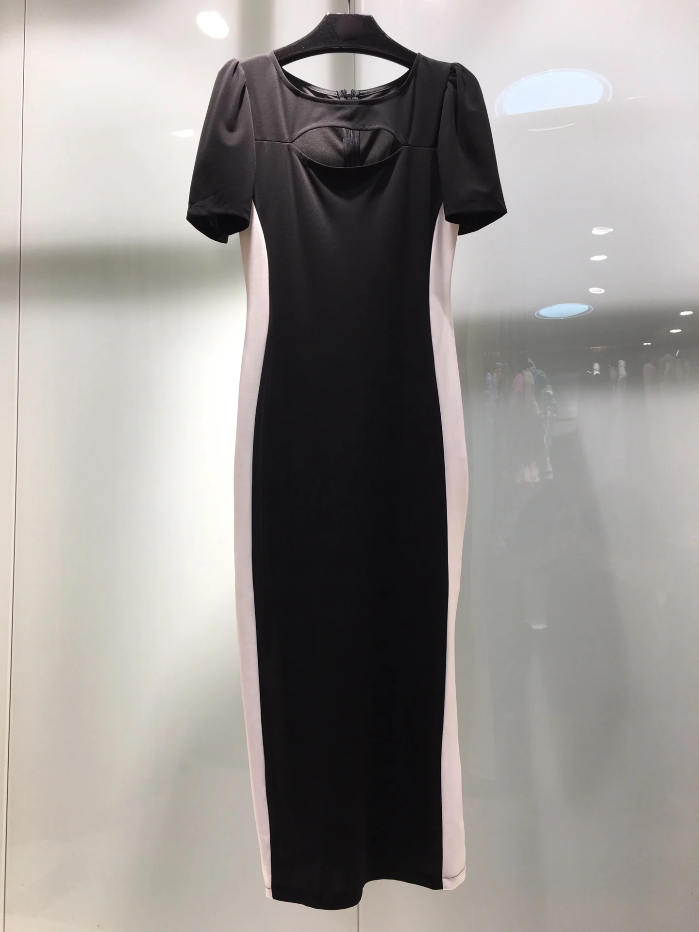 Новинка 2023, облегающее платье с круглым вырезом и коротким рукавом, осторожно раскрывающее черно-белое контрастное платье для приема талии 
Новинка 2023, облегающее платье с круглым вырезом и коротким рукавом, осторожно раскрывающее черно-белое контрастное платье для приема талии