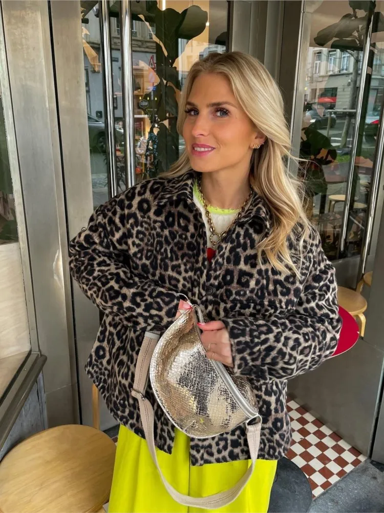 Vintage Leopard Print Cotton Women Coat 2023 Casual Loose Long Sleeve Lapel With Button Warm Jacket Chic Autumn Street Outerwear
Vintage Leopard Print Cotton Women Coat 2023 Casual Loose Long Sleeve Lapel With Button Warm Jacket Chic Autumn Street Outerwear