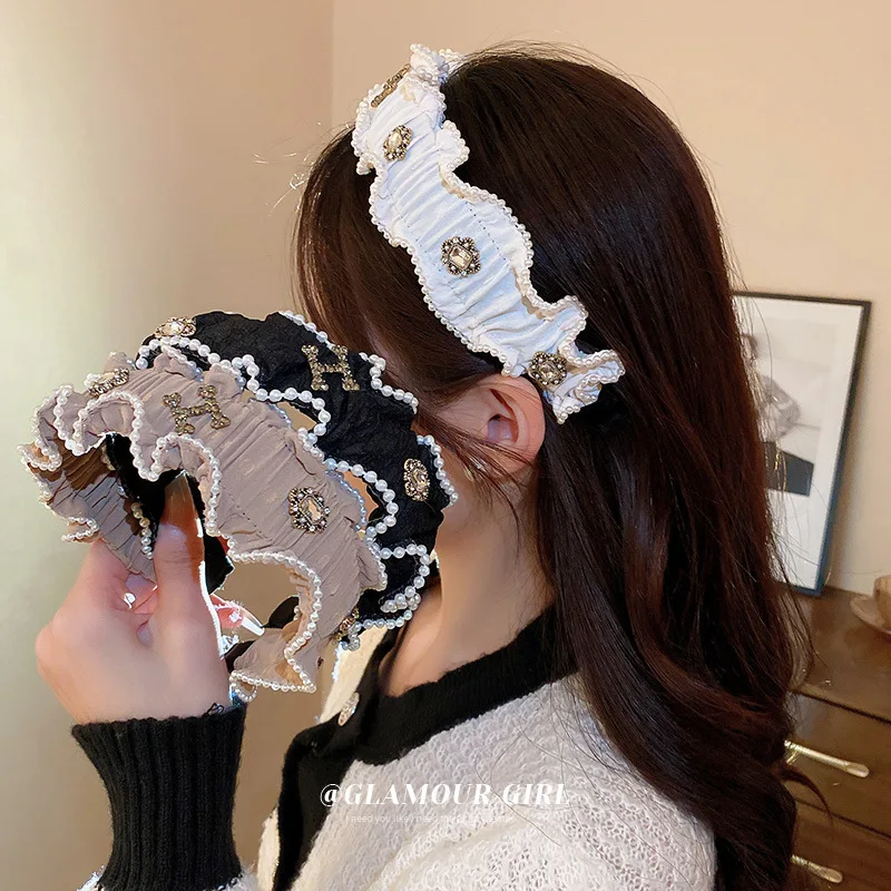 Minar Trendy White Coffee Black Color Pleated Cloth Headband for Women Spark Rhinestone Letter Pearls Hairbands New Headwear
Minar Trendy White Coffee Black Color Pleated Cloth Headband for Women Spark Rhinestone Letter Pearls Hairbands New Headwear