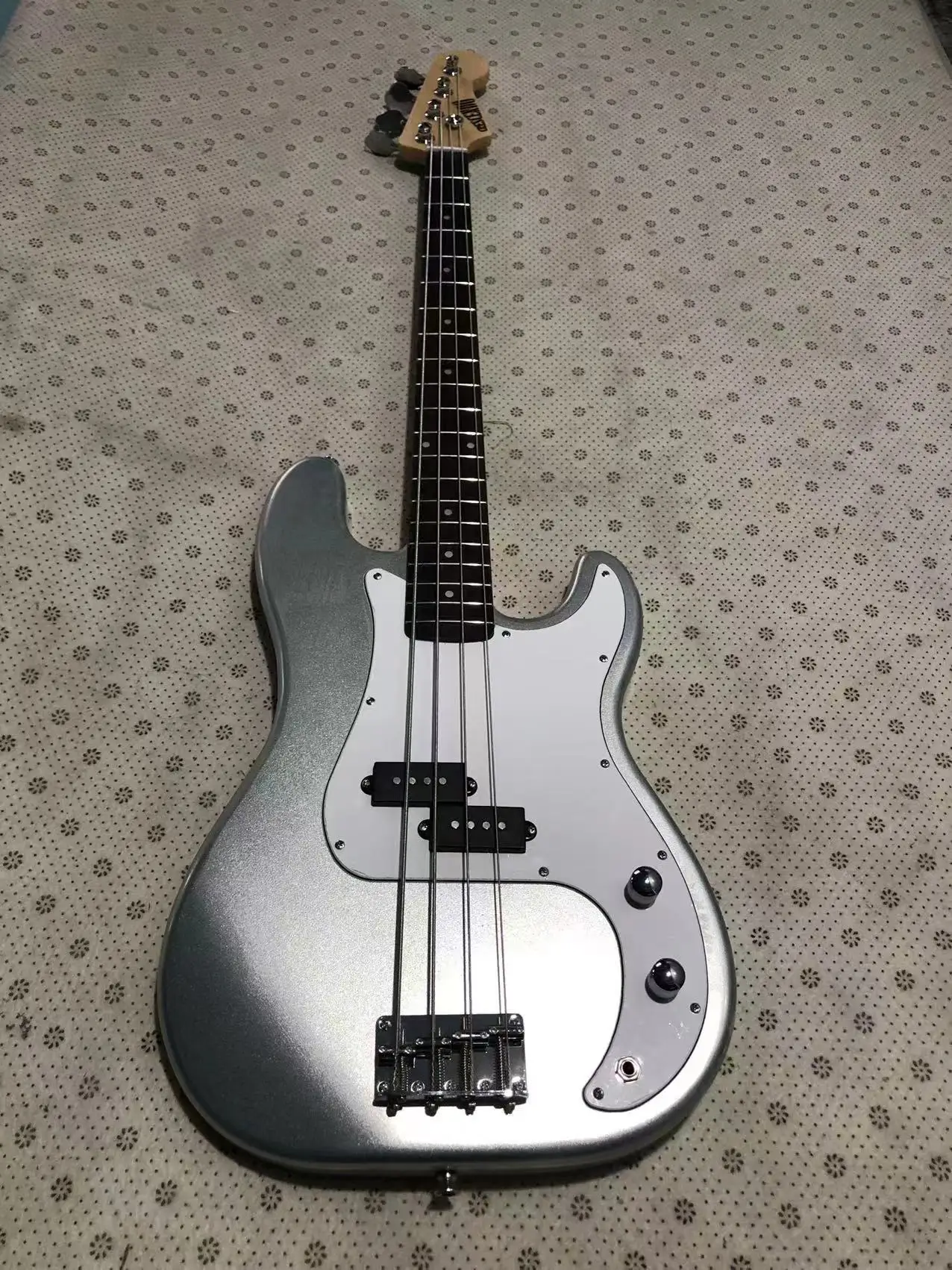In Stock Classic Brand Electric Guitar Bass, Solid Wood, Quality Accessories, Good Timbre, Free Delivery.
In Stock Classic Brand Electric Guitar Bass, Solid Wood, Quality Accessories, Good Timbre, Free Delivery.