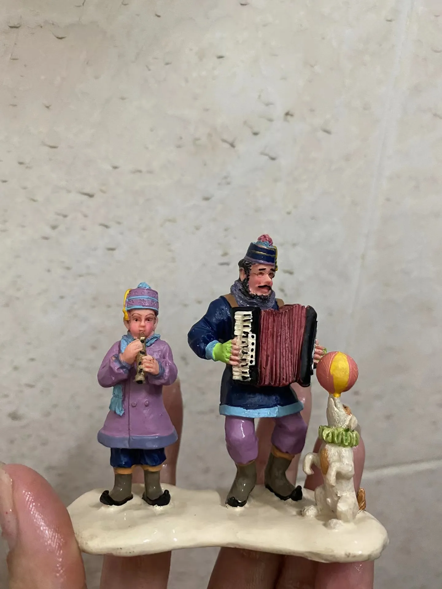 Resin figure mental psychological sand table game box court therapy old man playing accordion performancer and dog
Resin figure mental psychological sand table game box court therapy old man playing accordion performancer and dog