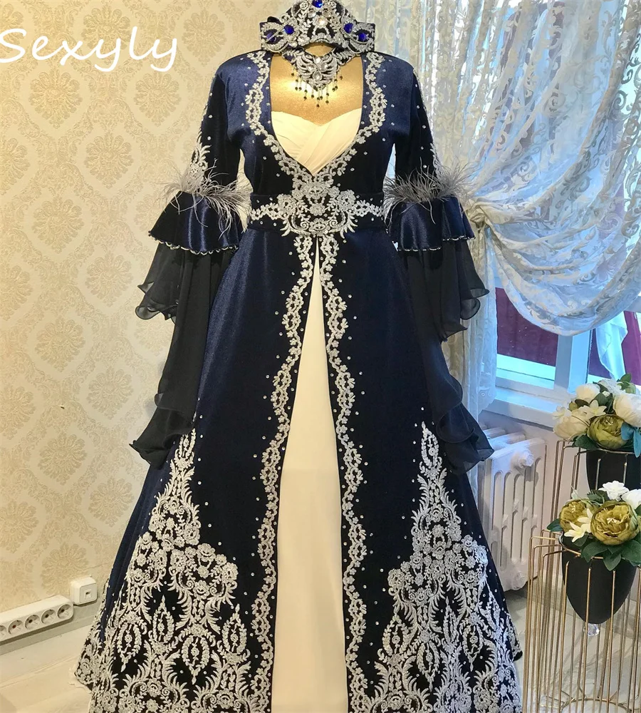 Victorian Navy Blue Morocco Kaftan Wedding Dress 2023 Luxe Long Sleeve Lace Velvet Bridal Gowns Feather Beaded Turkish Bride
Victorian Navy Blue Morocco Kaftan Wedding Dress 2023 Luxe Long Sleeve Lace Velvet Bridal Gowns Feather Beaded Turkish Bride