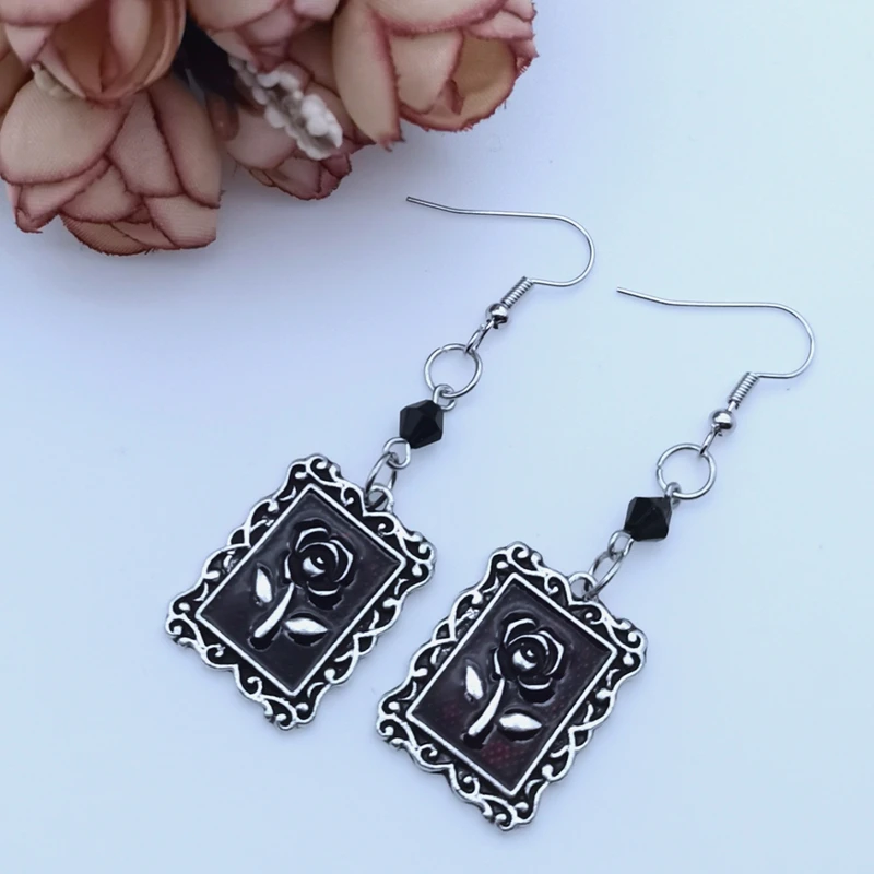 Fashion Retro Red Black Rose Earring Metal Square Frame Rose Ear For Women Creative Joker Bohemia Drop Earrings Jewelry Gift
Fashion Retro Red Black Rose Earring Metal Square Frame Rose Ear For Women Creative Joker Bohemia Drop Earrings Jewelry Gift