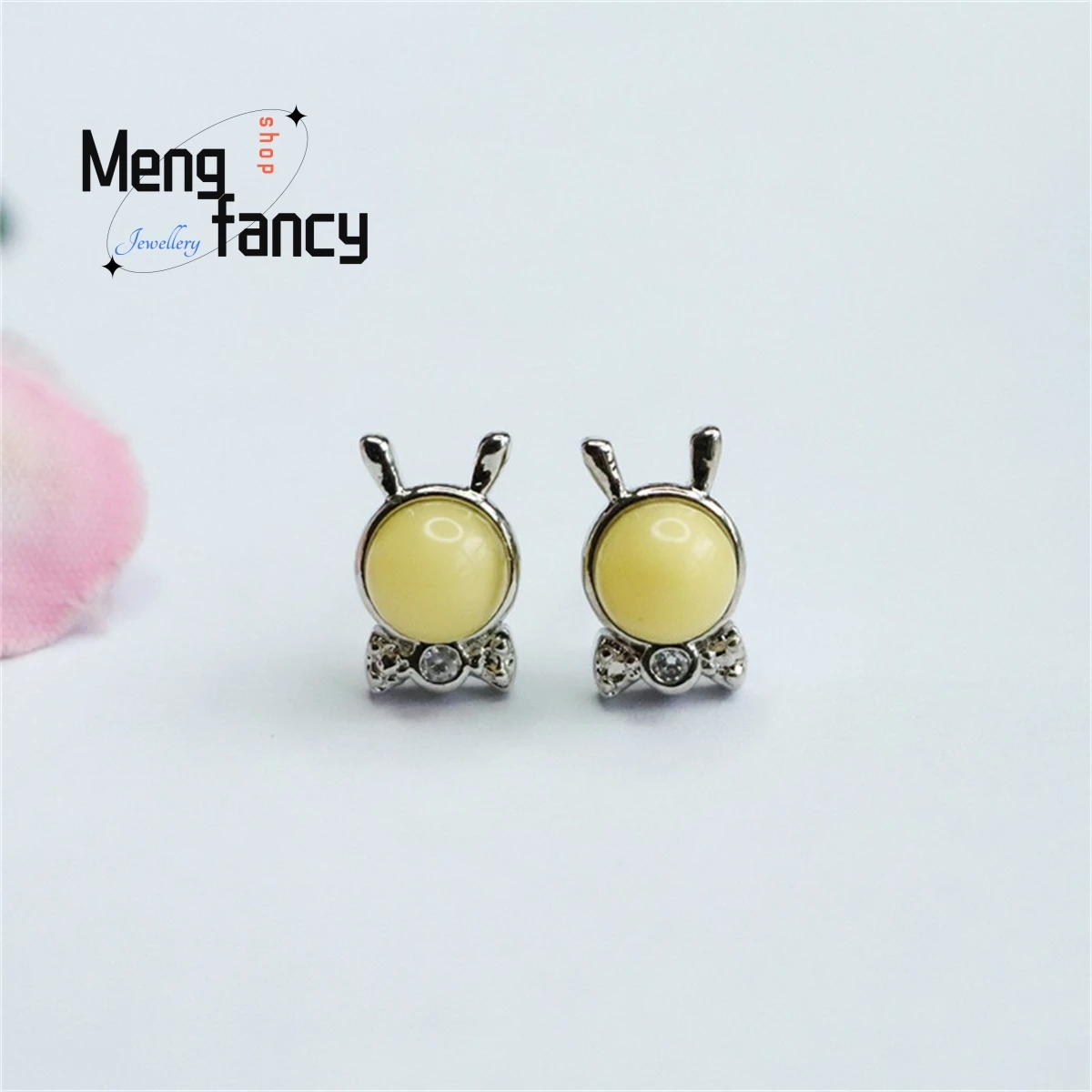 Natural S925 Silver Honey Wax Amber Rabbit Necktie Earstuds Simple Personality Retro Ethnic Fashion Versatile Women Fine Jewelry
Natural S925 Silver Honey Wax Amber Rabbit Necktie Earstuds Simple Personality Retro Ethnic Fashion Versatile Women Fine Jewelry