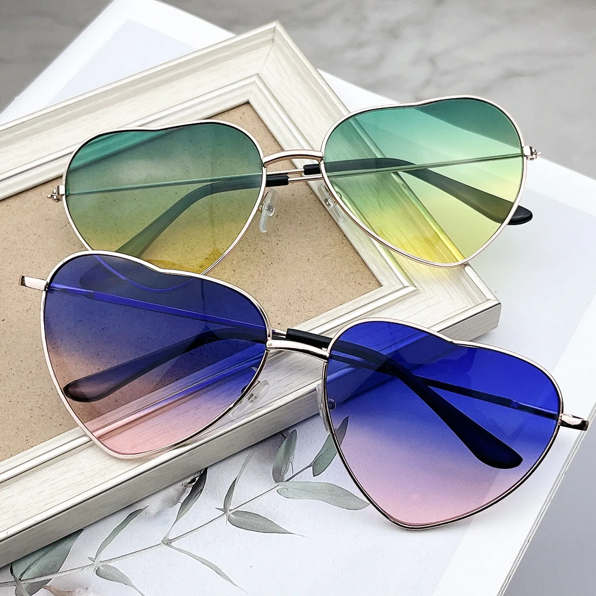 Outdoor Heart Sunglasses Rimless Sunglasses For Women Heart Shaped Glasses Trendy Transparent Candy Color Eyewear Party Favor
Outdoor Heart Sunglasses Rimless Sunglasses For Women Heart Shaped Glasses Trendy Transparent Candy Color Eyewear Party Favor