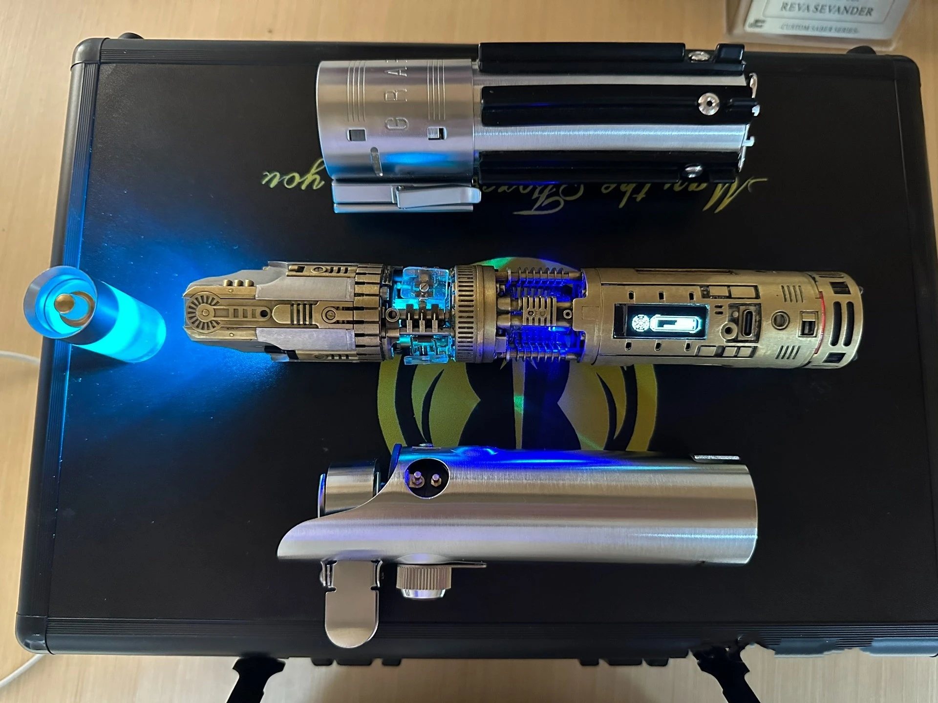 89sabers спиннинг Кристалл Graflex Neopixel световой меч полностью металлический шасси Proffie 2,2 доска OS6.7 версия коллекционные уровни игрушки
89sabers спиннинг Кристалл Graflex Neopixel световой меч полностью металлический шасси Proffie 2,2 доска OS6.7 версия коллекционные уровни игрушки