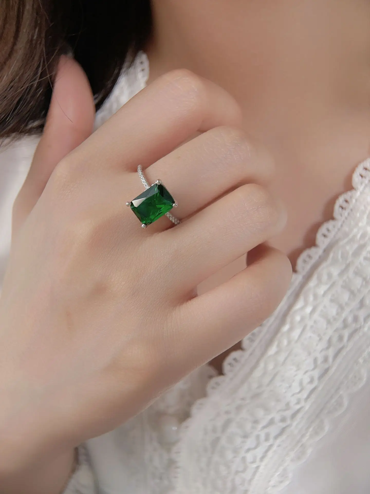 European and American S925 Sterling Silver Hot Sale Grandmother Emerald Classic Square Diamond Engagement Ring for Men and Women
European and American S925 Sterling Silver Hot Sale Grandmother Emerald Classic Square Diamond Engagement Ring for Men and Women