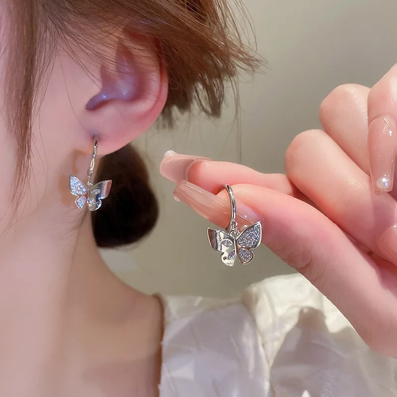 Exquisite Shiny Zircon Butterfly Earrings for Women Trendy Minimalist Silver Color Wedding Jewelry Creative Girl Accessories
Exquisite Shiny Zircon Butterfly Earrings for Women Trendy Minimalist Silver Color Wedding Jewelry Creative Girl Accessories