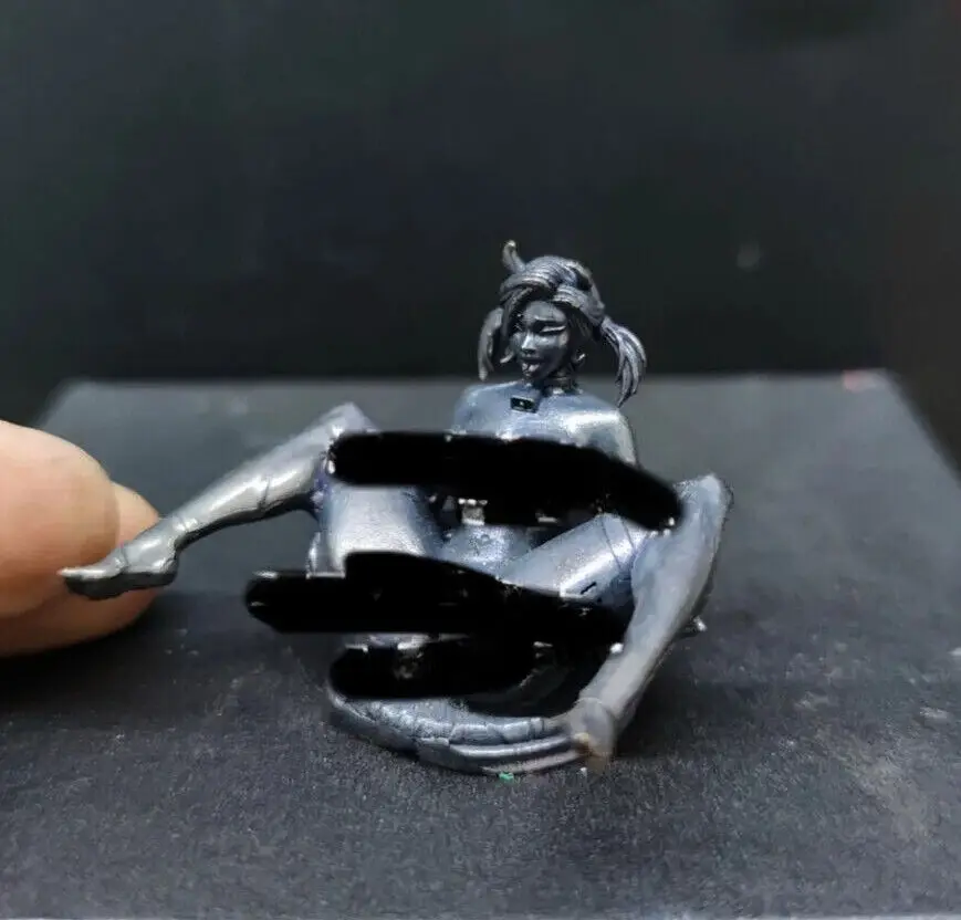 Бронзовая статуя девушки
Бронзовая статуя девушки