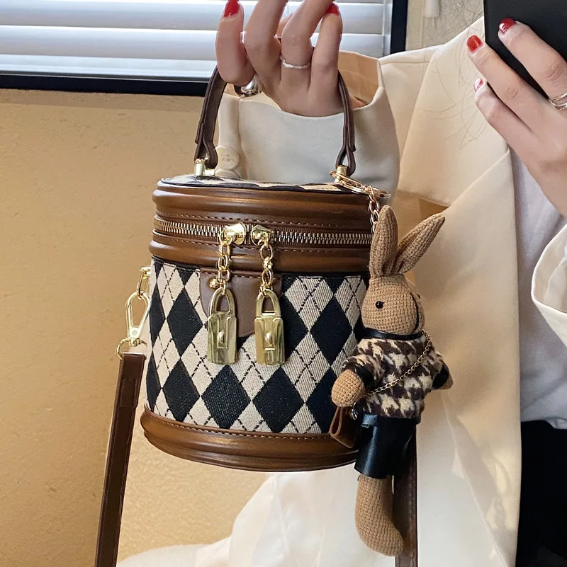 Crossbody Bag Female Small Package New High-grade Simple Fashion Design Sense of Daily with Rhombus Pu Handheld Bucket Bag
Crossbody Bag Female Small Package New High-grade Simple Fashion Design Sense of Daily with Rhombus Pu Handheld Bucket Bag