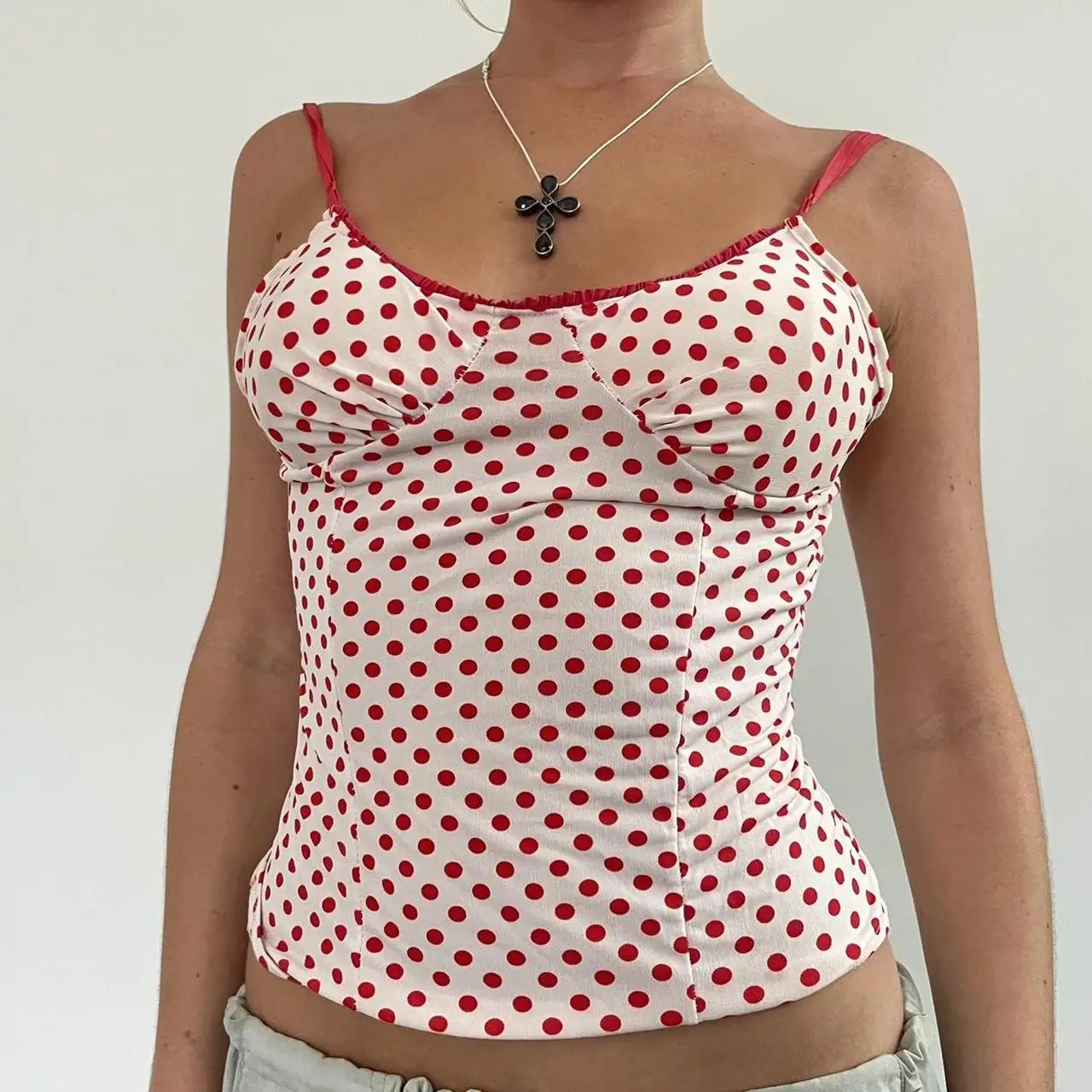 Укороченный женский топ в горошек, модная винтажная эстетичная кружевная майка на бретелях-спагетти, без рукавов, пикантная уличная одежда
Укороченный женский топ в горошек, модная винтажная эстетичная кружевная майка на бретелях-спагетти, без рукавов, пикантная уличная одежда