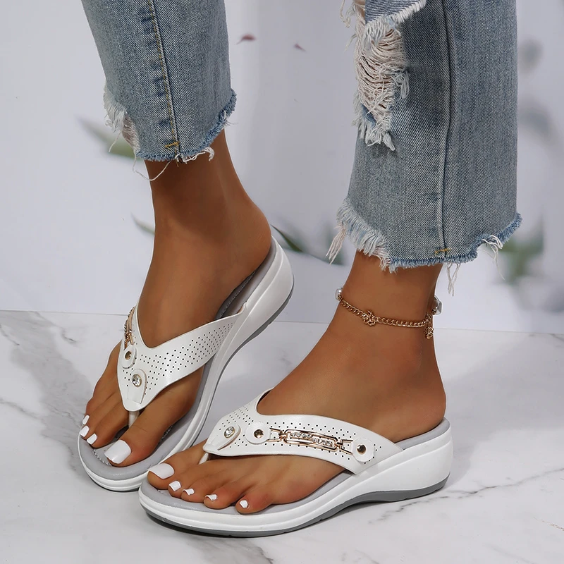 2023 Women's Slippers Summer New Fashion Metal Button Slides Shoes Wedge Beach Sandals Women Outside Platform Leisure Flip Flops
2023 Women's Slippers Summer New Fashion Metal Button Slides Shoes Wedge Beach Sandals Women Outside Platform Leisure Flip Flops