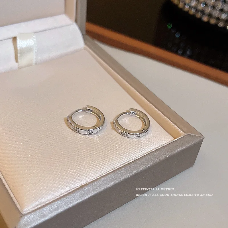 Fashion Korean Design Clear Crystal Circle Stud Earrings for Women Girl Minimalist Party Wedding Jewelry Piercing Ear e294
Fashion Korean Design Clear Crystal Circle Stud Earrings for Women Girl Minimalist Party Wedding Jewelry Piercing Ear e294