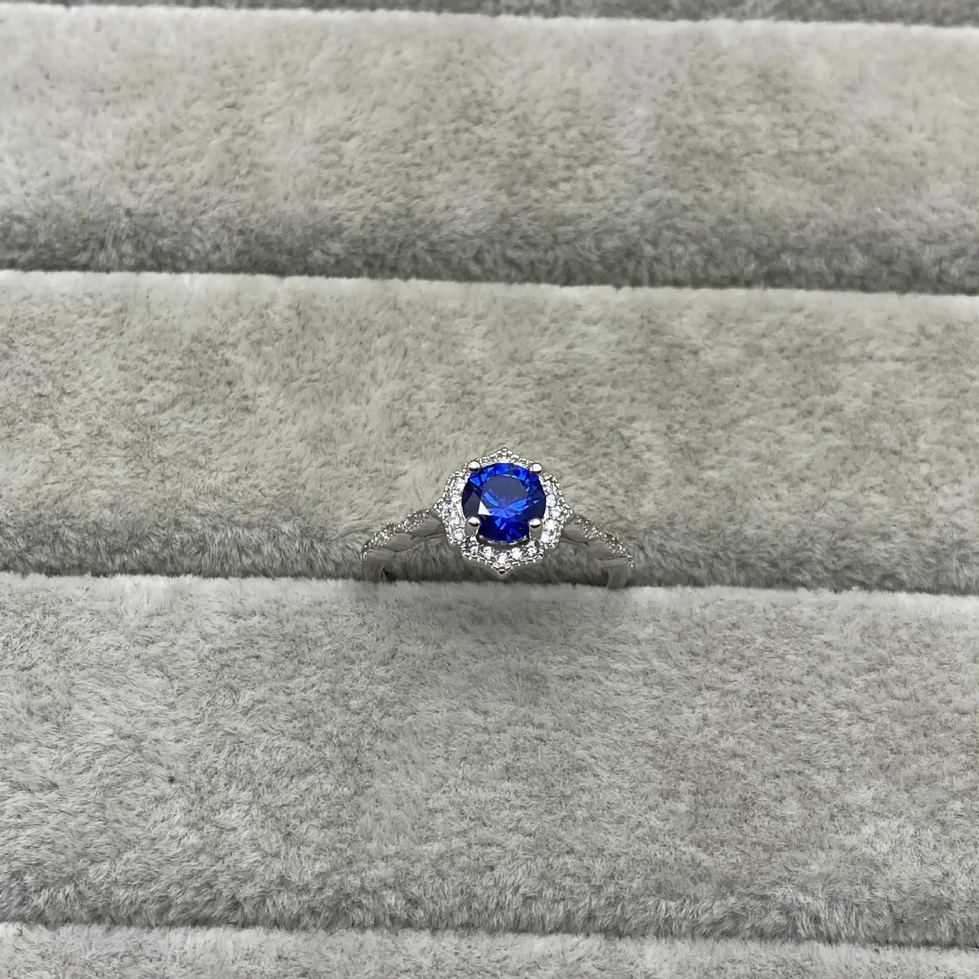 S925 sterling silver luxury oval blue pajama diamond ring elegant personality wedding ring women's ring
S925 sterling silver luxury oval blue pajama diamond ring elegant personality wedding ring women's ring