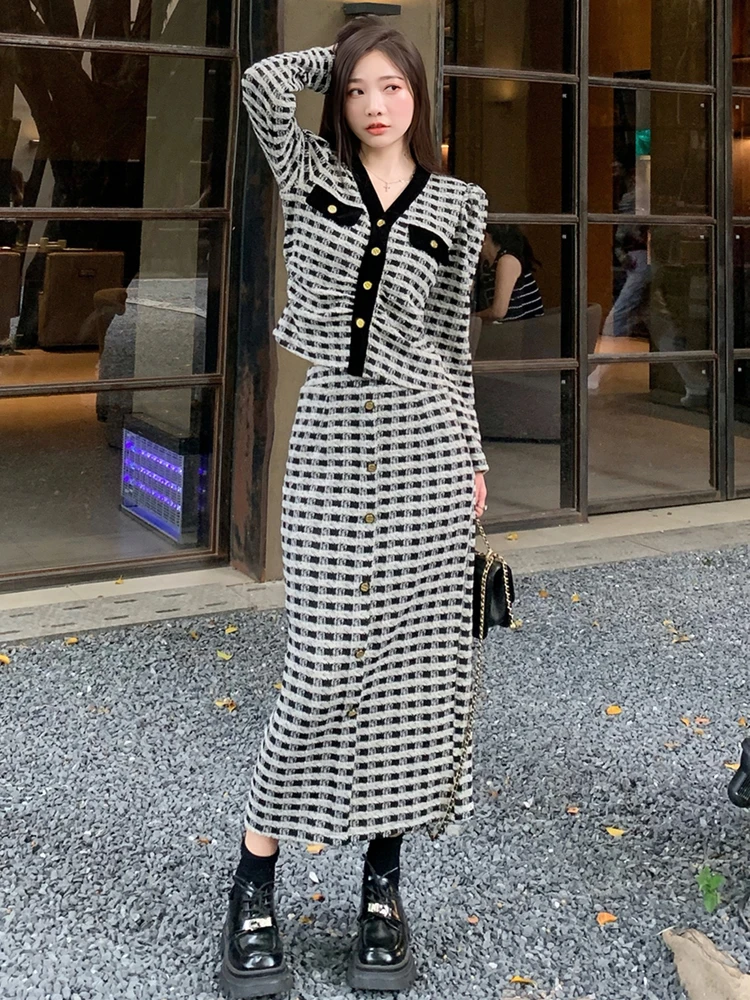 Женский винтажный комплект из двух предметов, элегантный клетчатый однобортный Топ с V-образным вырезом и рукавами-фонариками и юбка с высокой талией, весна-осень
Женский винтажный комплект из двух предметов, элегантный клетчатый однобортный Топ с V-образным вырезом и рукавами-фонариками и юбка с высокой талией, весна-осень