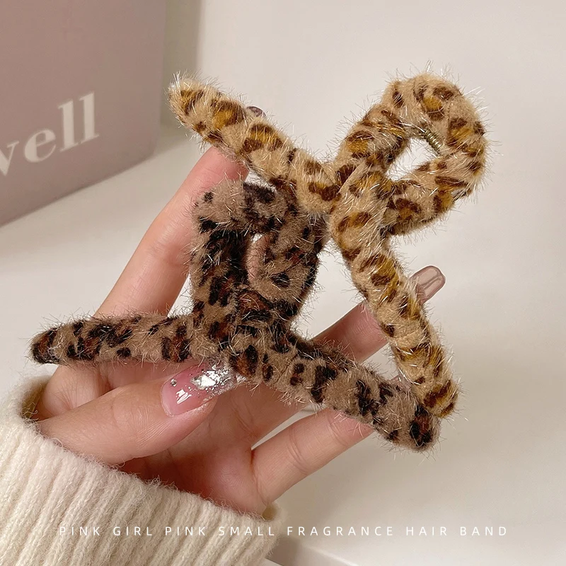 New Headwear Fashion Claw Clip Acrylic Large Hair Claw Korean For Girl Shark clip Headwear Barrette Hair Accessories
New Headwear Fashion Claw Clip Acrylic Large Hair Claw Korean For Girl Shark clip Headwear Barrette Hair Accessories