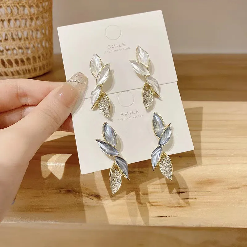 2022 New Elegant Fashion Korean Delicate White Leaf Drop Earrings for Women Bohemian Zircon Wedding Gold Dangle Earring Jewelry
2022 New Elegant Fashion Korean Delicate White Leaf Drop Earrings for Women Bohemian Zircon Wedding Gold Dangle Earring Jewelry