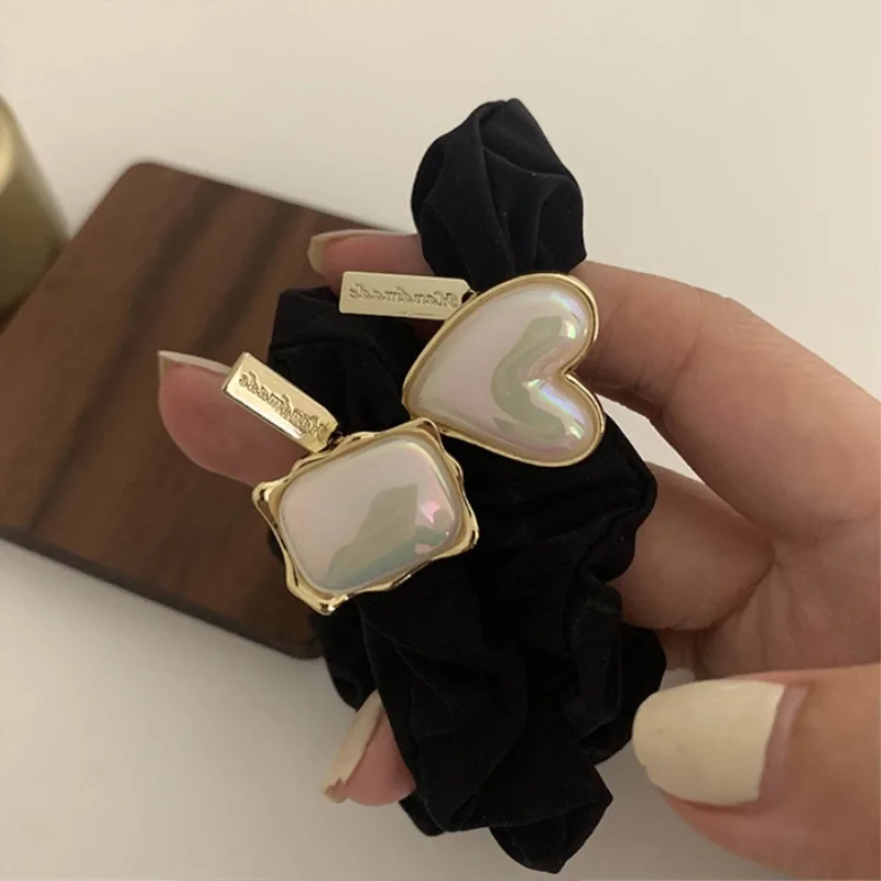 New Korean Retro Geometric Heart Square Elastic Hair Rope High Resilience High Quality Alloy Pearl Head Rope
New Korean Retro Geometric Heart Square Elastic Hair Rope High Resilience High Quality Alloy Pearl Head Rope