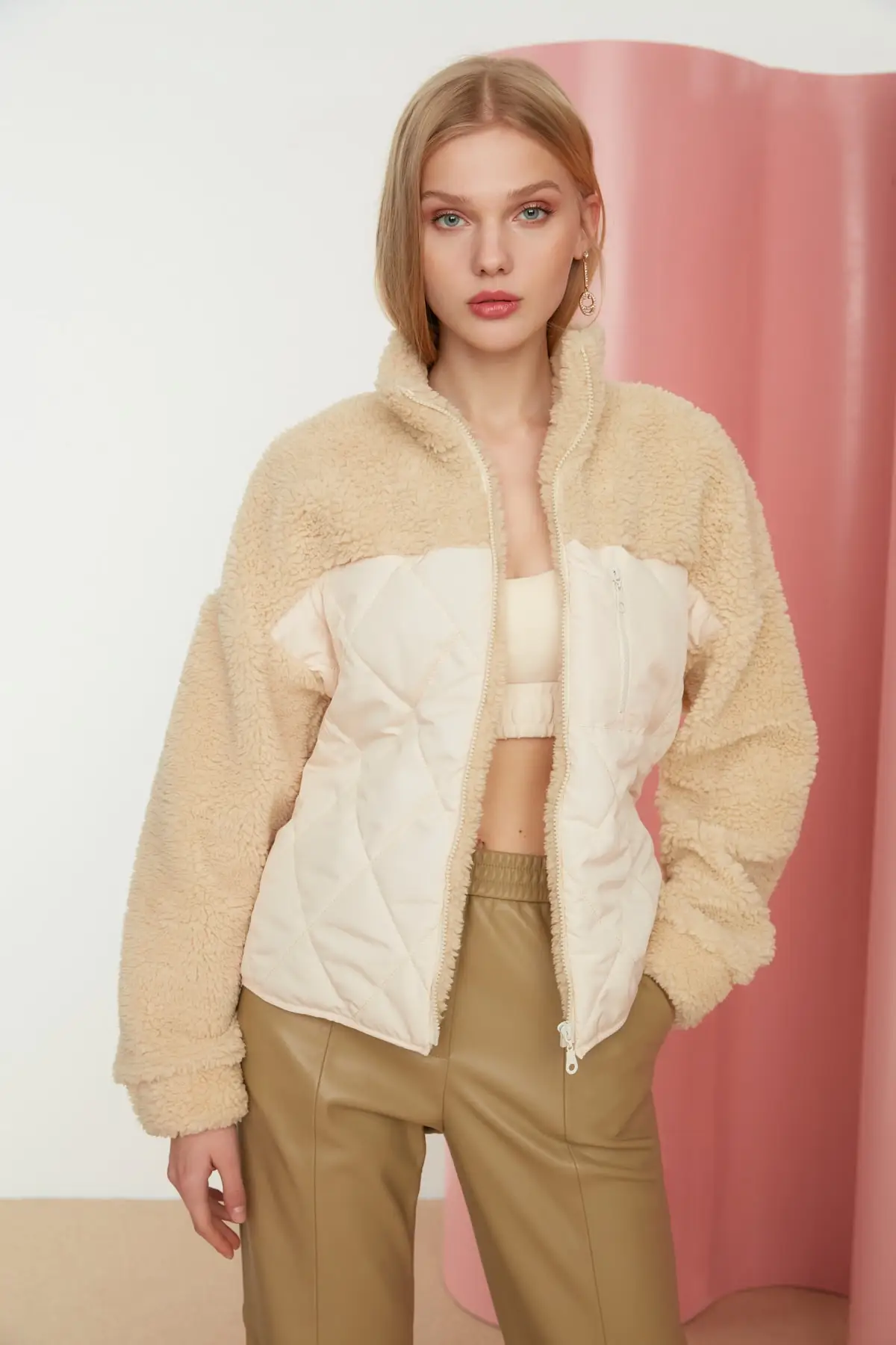 Бежевые плюшевые стеганые пальто TWOSS22MO0063 с индивидуальным дизайном
Бежевые плюшевые стеганые пальто TWOSS22MO0063 с индивидуальным дизайном