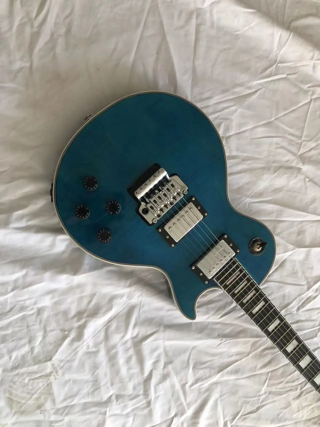 Dark Green Electric Guitar Mahogany Body And Neck A Flame Maple Top Chrome Hardware Tremelo Free Delivery
Dark Green Electric Guitar Mahogany Body And Neck A Flame Maple Top Chrome Hardware Tremelo Free Delivery