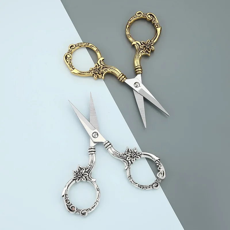 1Pc Daisy Pattern Design European Retro Professional Sewing Scissors Sewing Supplies Golden Scissors Antique Scissors For Fabric
1Pc Daisy Pattern Design European Retro Professional Sewing Scissors Sewing Supplies Golden Scissors Antique Scissors For Fabric