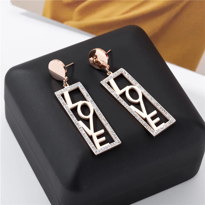 Titanium Steel Inlaid Zircon Creative LOVE Stud Earrings For Women Exquisite Luxury Anniversary Banquet Gift Jewelry
Titanium Steel Inlaid Zircon Creative LOVE Stud Earrings For Women Exquisite Luxury Anniversary Banquet Gift Jewelry