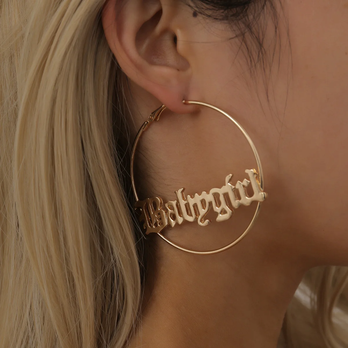 Ornament Exaggeration Simple Hollow Temperament Earrings Female Personality Generous Circle Geometric Letter Women Accessories
Ornament Exaggeration Simple Hollow Temperament Earrings Female Personality Generous Circle Geometric Letter Women Accessories