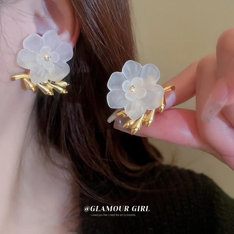 2023 New White Flowers Clip On Earrings No Hole Ear Clips Fresh Flower Earring Without Piercing Women Minimalist Earring
2023 New White Flowers Clip On Earrings No Hole Ear Clips Fresh Flower Earring Without Piercing Women Minimalist Earring