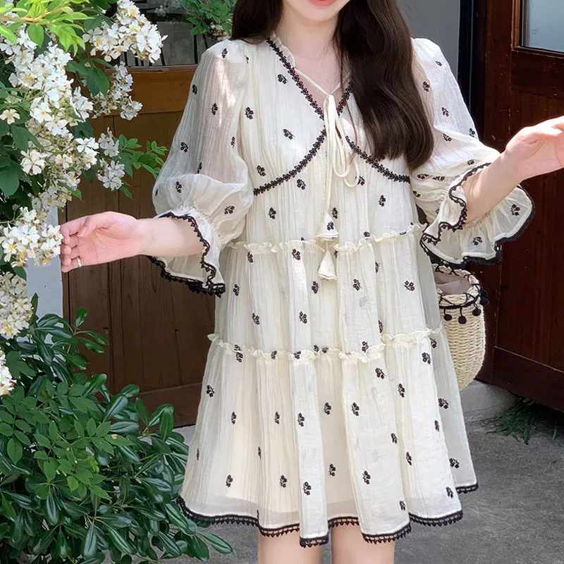 Embroidered print doll dress women's V-neck high-rise A-line skirt small man to wear summer
Embroidered print doll dress women's V-neck high-rise A-line skirt small man to wear summer