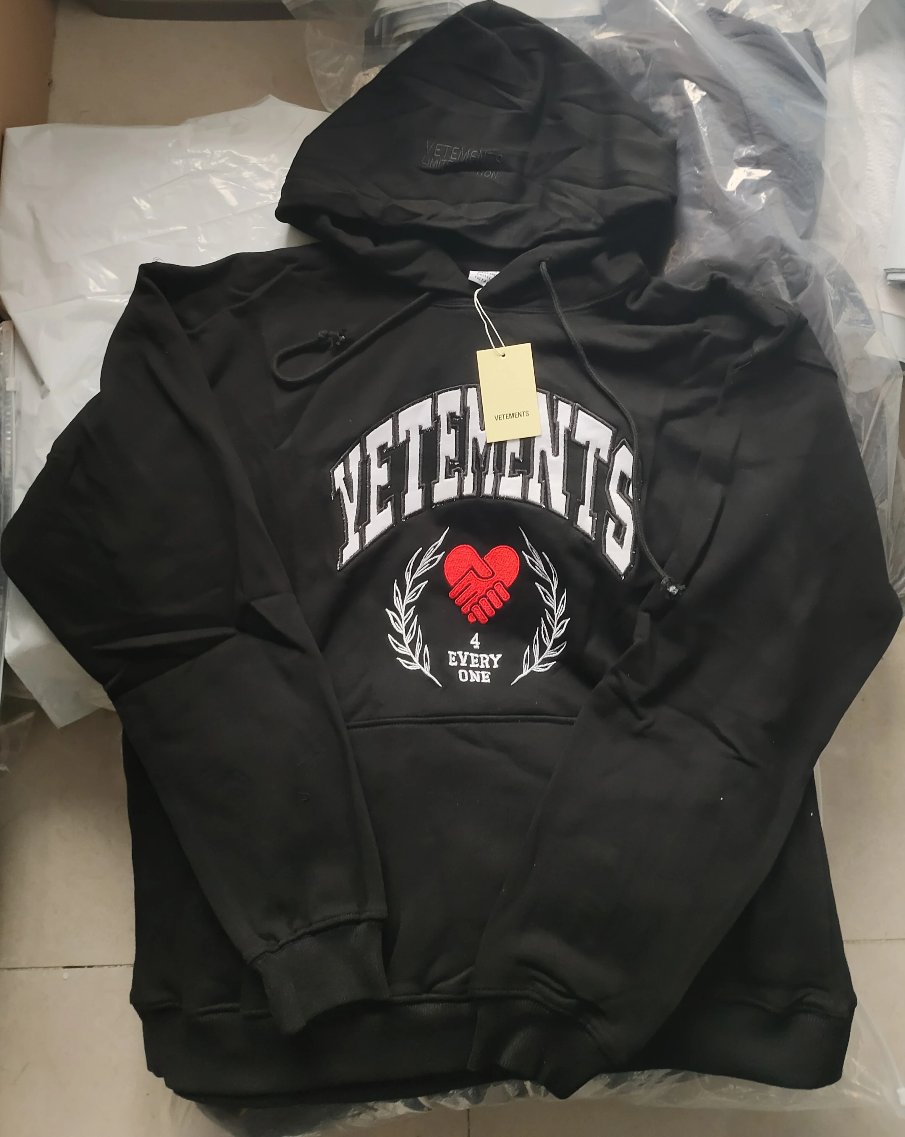 VETEMENTS New Winter Men's Hoodie Oversized Hoodie Loose Fashion High Street Hoodie Print Y2K Hoodie
VETEMENTS New Winter Men's Hoodie Oversized Hoodie Loose Fashion High Street Hoodie Print Y2K Hoodie