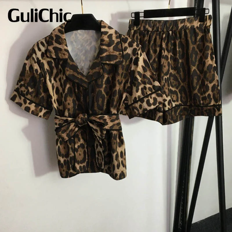 Женский элегантный костюм GuliChic 8,1 года, рубашка с коротким рукавом и завышенной талией с леопардовым принтом, со шнуровкой, повседневные шорты, свободный комплект
Женский элегантный костюм GuliChic 8,1 года, рубашка с коротким рукавом и завышенной талией с леопардовым принтом, со шнуровкой, повседневные шорты, свободный комплект