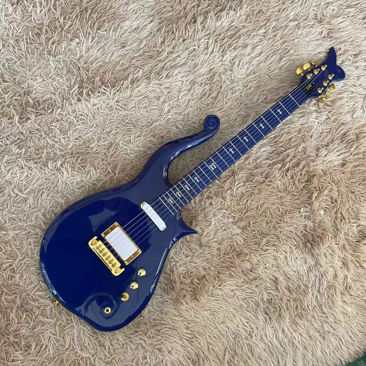 Wang Ziyun carved an all-in-one electric guitar with a blue body, maple fingerboard, upside down drawstring board, gold accessor
Wang Ziyun carved an all-in-one electric guitar with a blue body, maple fingerboard, upside down drawstring board, gold accessor
