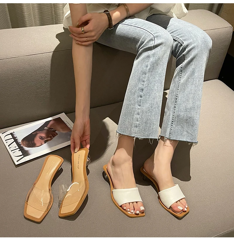 Женские шлепанцы на высоком каблуке, прозрачные сандалии с открытым носком и квадратным каблуком, без застежки, пикантные тапочки, лето 2023
Женские шлепанцы на высоком каблуке, прозрачные сандалии с открытым носком и квадратным каблуком, без застежки, пикантные тапочки, лето 2023