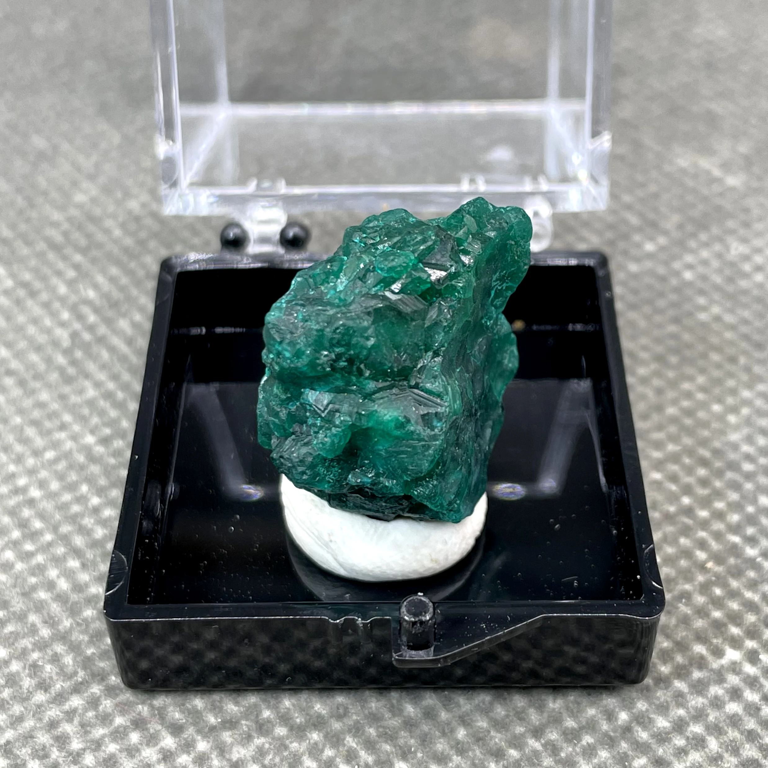 

Очень редкий! 100% натуральный минеральный образец диоптазы Конго, камни и кристаллы, кварцевые драгоценные камни + Размер коробки 3,4 см