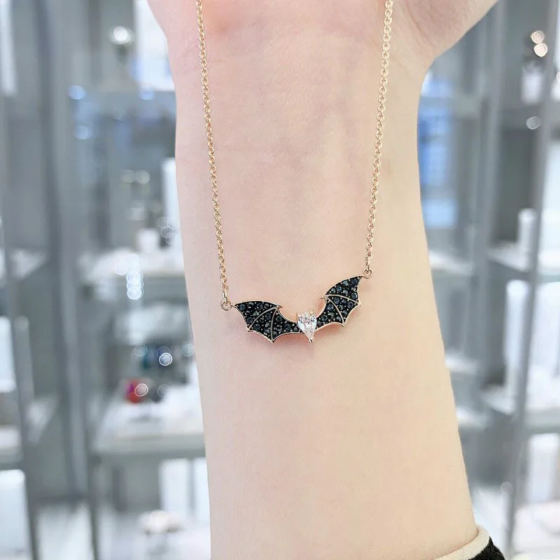 Brand 1:1 Mysterious Two-in-One Diamond Black Bat Moon Double Necklace Pendant Exquisite and elegant ladies silver jewelry
Brand 1:1 Mysterious Two-in-One Diamond Black Bat Moon Double Necklace Pendant Exquisite and elegant ladies silver jewelry