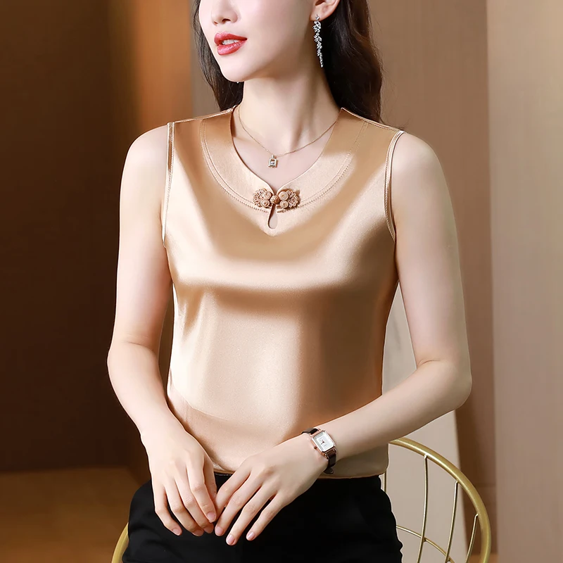 New summer Korean halter tank top women's summer suit suit disc buckle with black base jacket silk satin sleeveless jacket
New summer Korean halter tank top women's summer suit suit disc buckle with black base jacket silk satin sleeveless jacket
