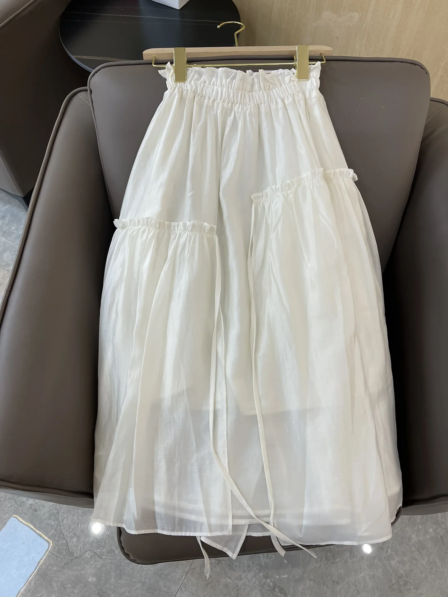 2022 spring and summer new Tencel elastic waist elegant transparent yarn milk white skirt
2022 spring and summer new Tencel elastic waist elegant transparent yarn milk white skirt