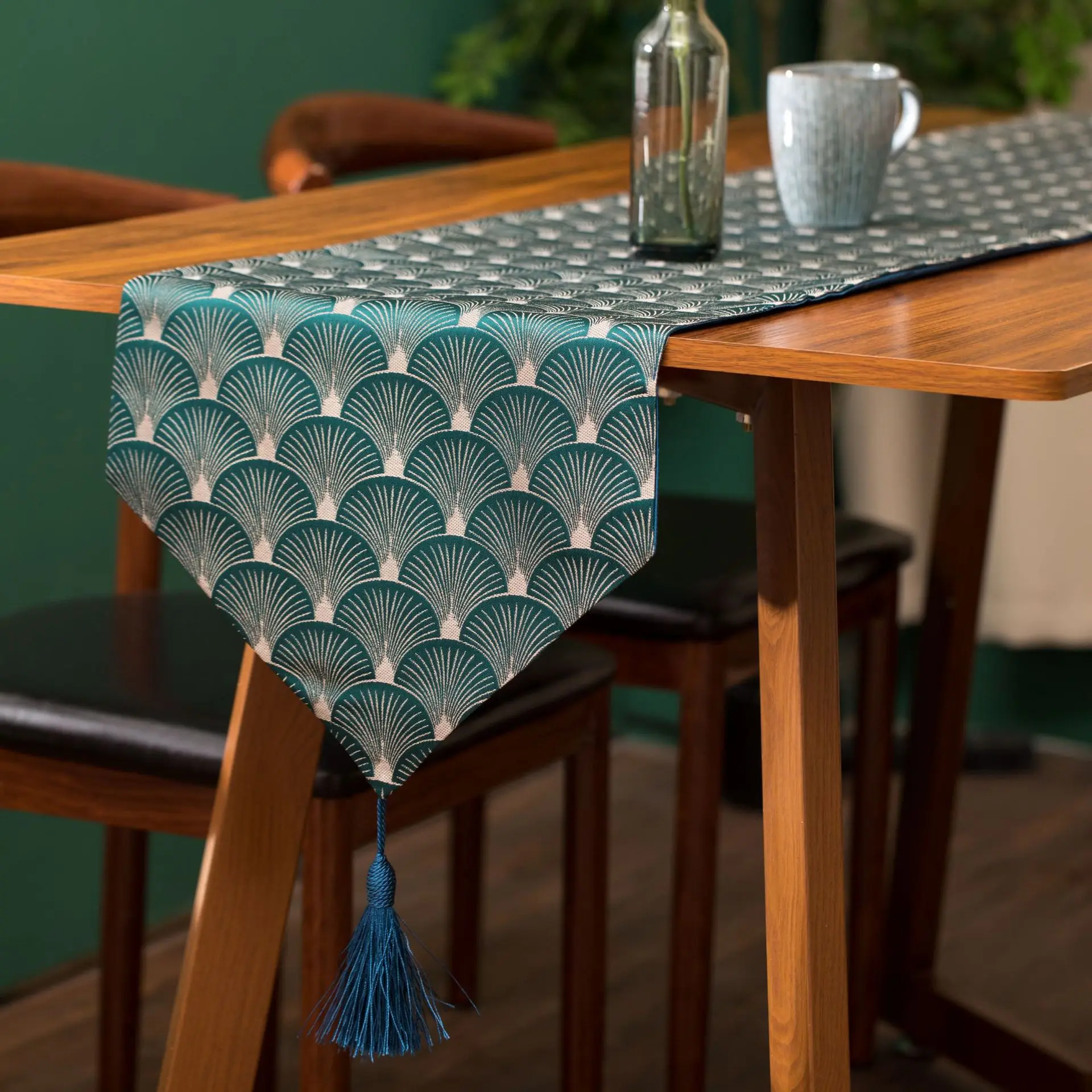 High Precision Jacquard Table Runner European style long table cover Peacock pattern table banner
High Precision Jacquard Table Runner European style long table cover Peacock pattern table banner